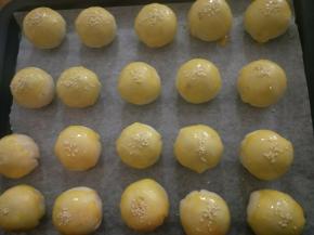 表面刷少许蛋黄液，撒白芝麻。