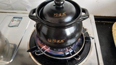 砂锅入水上火烧开