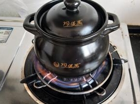 砂锅入水上火烧开