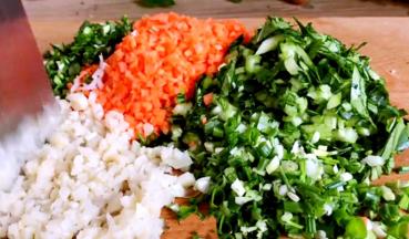 将所有食材洗净，切成末