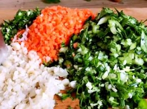 将所有食材洗净，切成末