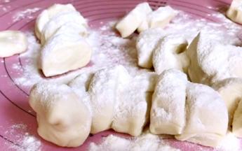 撒上干面粉，抖散开