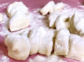 撒上干面粉，抖散开