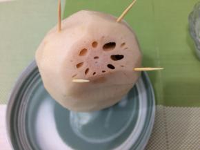 在把切掉那部分安上，用牙签固定住