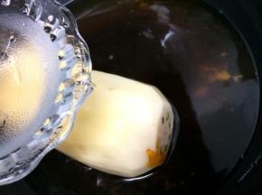 加入没过莲藕的水，然后大火烧开，转小火慢煮，直到用筷子能扎动为止