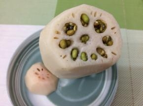 然后塞入绿豆，在用筷子扎一下