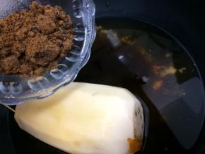 再把红糖和莲藕放入锅中