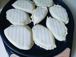 电饼铛刷少许油，把包好的韭菜盒子放入，盖上盖子启动馅饼模式，自动鸣笛就可以。(用平底锅也可以)