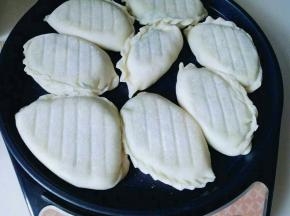 电饼铛刷少许油，把包好的韭菜盒子放入，盖上盖子启动馅饼模式，自动鸣笛就可以。(用平底锅也可以)