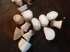 杏鲍菇切丁（选择小杏鲍菇更容易操作）