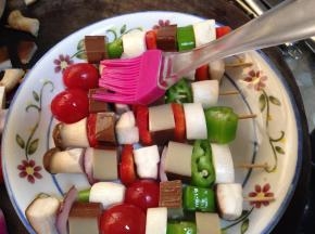 在表面刷少许食用油