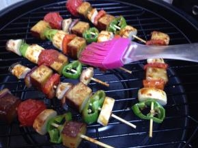 中途翻面，10分钟的时候，两面刷上烧烤酱