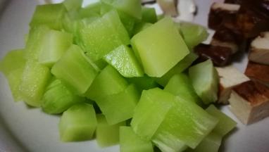 青笋切成小丁