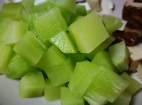 青笋切成小丁