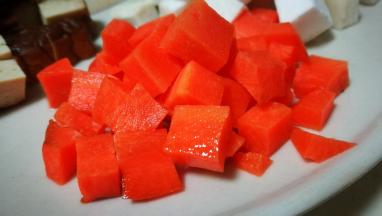 胡萝卜切成小丁