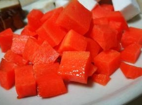 胡萝卜切成小丁