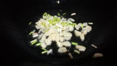 油热下葱蒜末