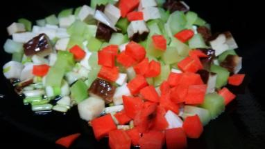 把所有菜丁熏干丁倒入锅中翻炒