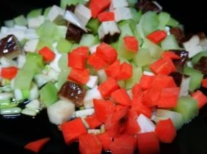 把所有菜丁熏干丁倒入锅中翻炒