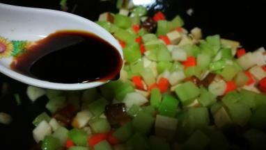 加入适量生抽即可