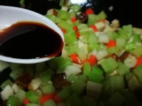 加入适量生抽即可