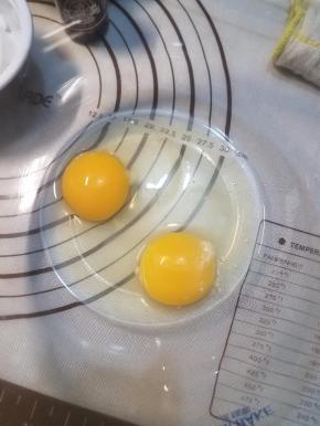 鸡蛋打散，然后加入白糖、香草精继续搅拌到无颗粒的状态。