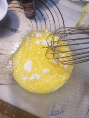 再加入牛奶轻轻的拌匀。