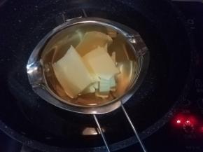 黄油隔水融化成液体。