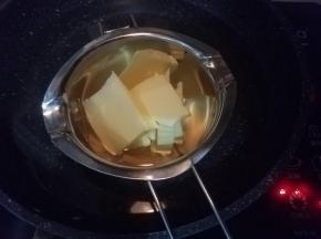 黄油隔水融化成液体。