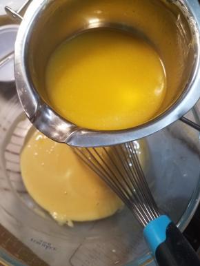 把黄油液一点一点加入到面糊中，搅拌均匀。