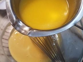 把黄油液一点一点加入到面糊中，搅拌均匀。