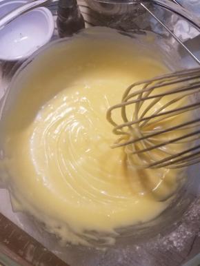 搅拌好的面糊放入裱花袋，然后放进冰箱梳理1小时左右再取出来。