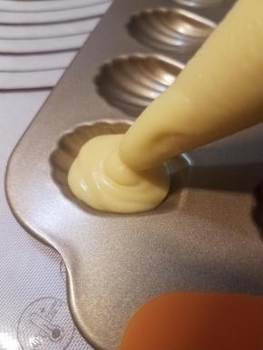 烤箱150度预热，取出面糊，挤到模具内，八分满即可。