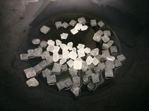 炒锅里放入少许的水，再把冰糖放入锅中