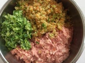 挤干的萝卜丝和葱用料理机搅打碎，放进装肉泥的盆中。