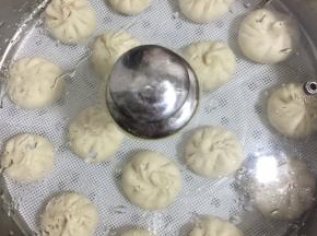 水开后放入蒸锅中大火蒸15分钟，关火，焖5分钟即可出锅！
