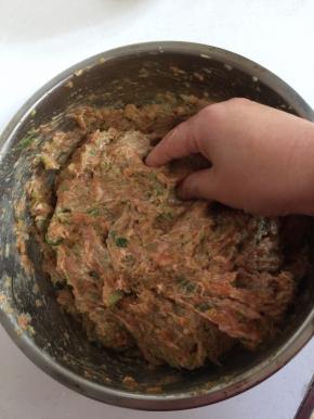 手清洗干净后，顺时针方向搅拌肉馅儿，搅拌均匀。