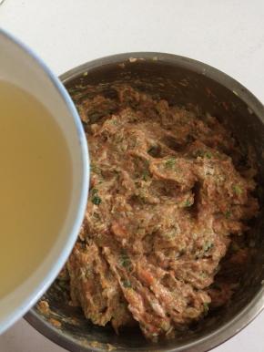 少量多次的加入葱姜蒜花椒水，顺时针方向搅拌上劲儿！