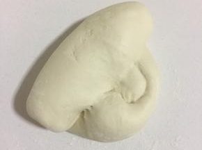 案板上撒少许面粉，把发酵好的面团取出来排气，反复多揉几下，揉到位，大约揉200下左右，这样做出来的小笼包才表面光滑，宣软。