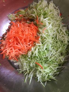 萝卜和胡萝卜削皮洗净，擦成丝。