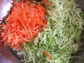 萝卜和胡萝卜削皮洗净，擦成丝。