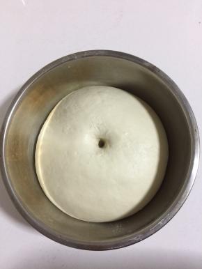发酵至两倍大，用手指戳一下，不回缩就说明发酵好了！
