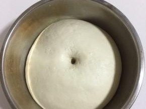 发酵至两倍大，用手指戳一下，不回缩就说明发酵好了！