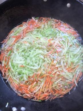 水烧开后，放入胡萝卜丝和萝卜丝焯水2分钟。