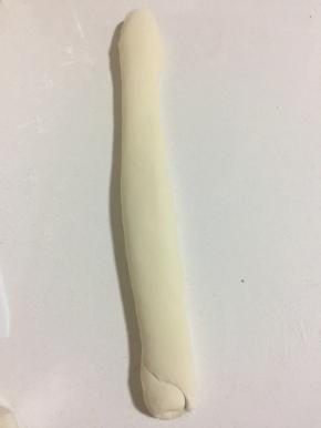 揉搓成条状。