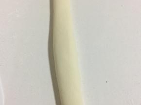 揉搓成条状。
