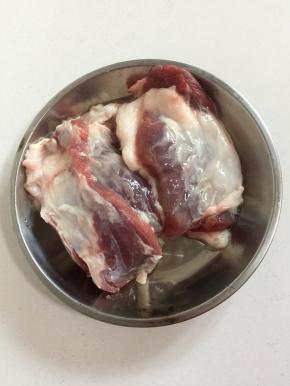 挑选肥瘦相间的瘦肉，清洗干净备用！