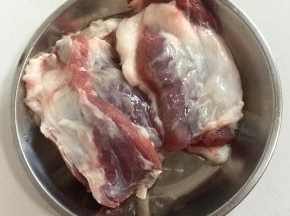 挑选肥瘦相间的瘦肉，清洗干净备用！