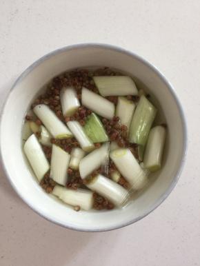 蒜瓣稍微拍一下，生姜切片，葱白切成段，花椒5克左右，放入开水冲泡一下，把葱姜蒜花椒的味道激出来！