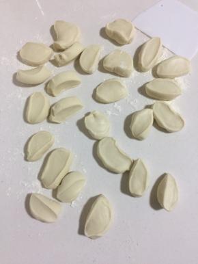 切成大小一致的小挤子。